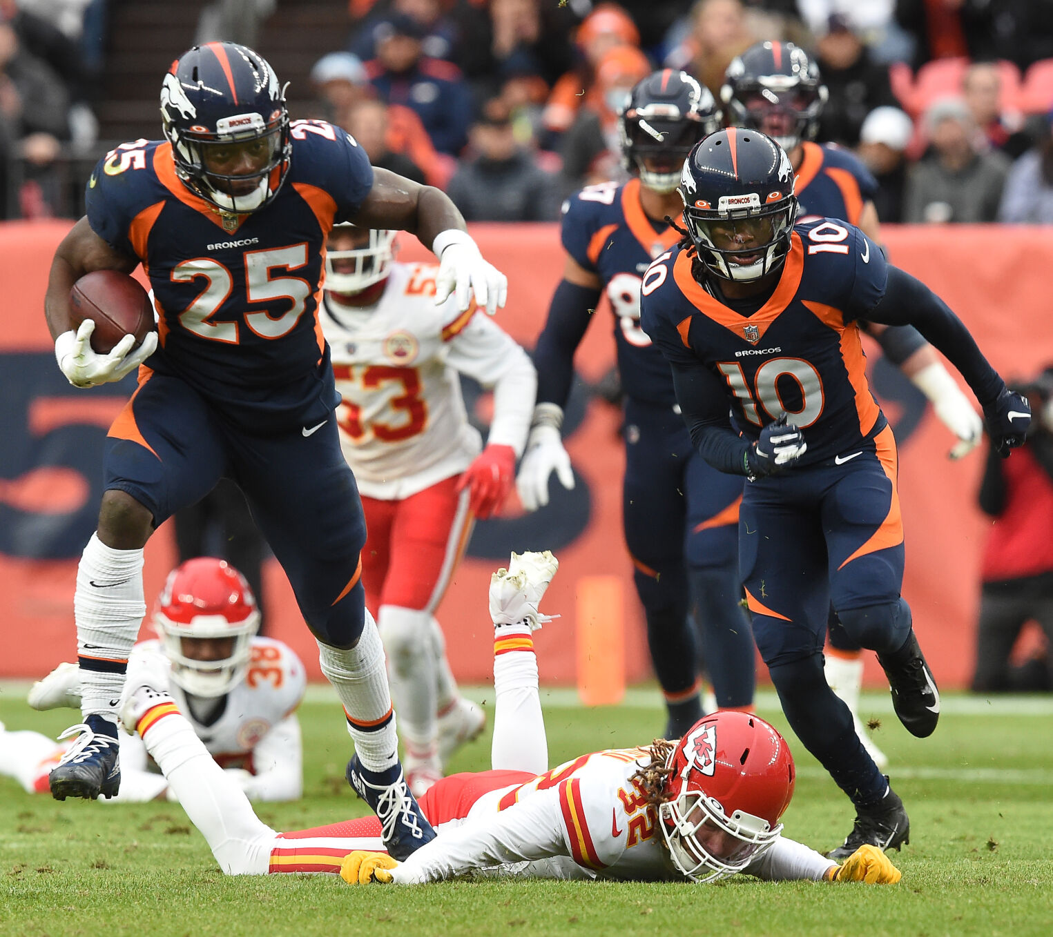 010922-s-news-broncos-chiefs 1806 .jpg